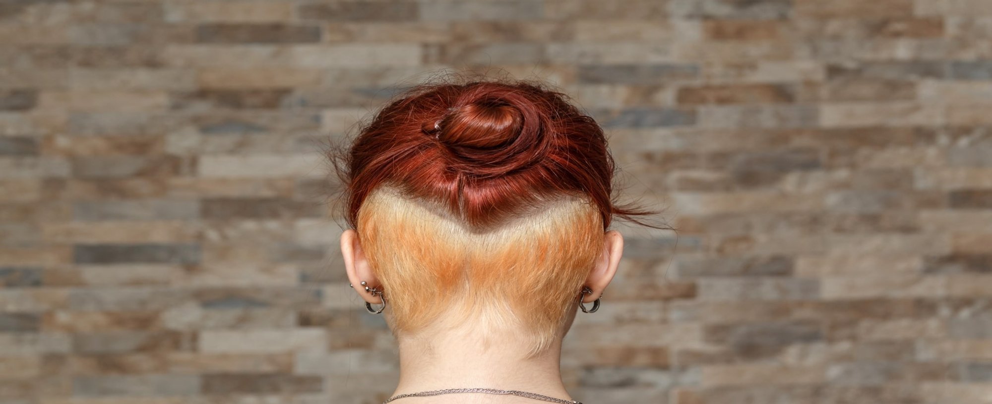 Imagem Da Modelo De Costas Com O Cabelo Vermelho E A Parte De Baixo Raspada