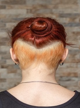 Imagem Da Modelo De Costas Com O Cabelo Vermelho E A Parte De Baixo Raspada