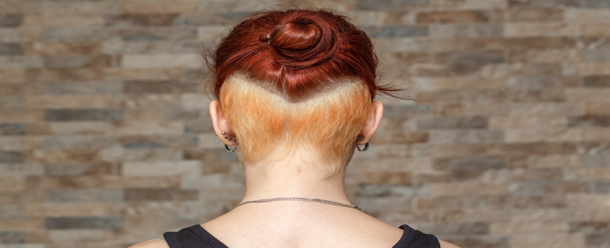 Imagem Da Modelo De Costas Com O Cabelo Vermelho E A Parte De Baixo Raspada