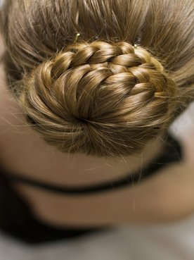 Imagem De Um Cabelo Loiro Com Coque Com Trana