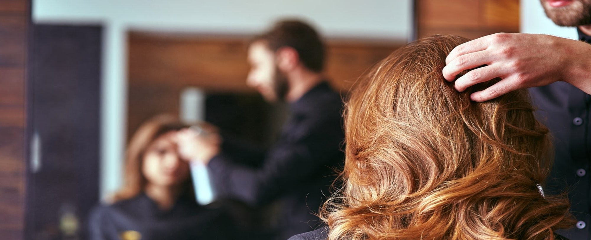 Imagem De Uma Modelo Ruiva Se Olhando No Espelho