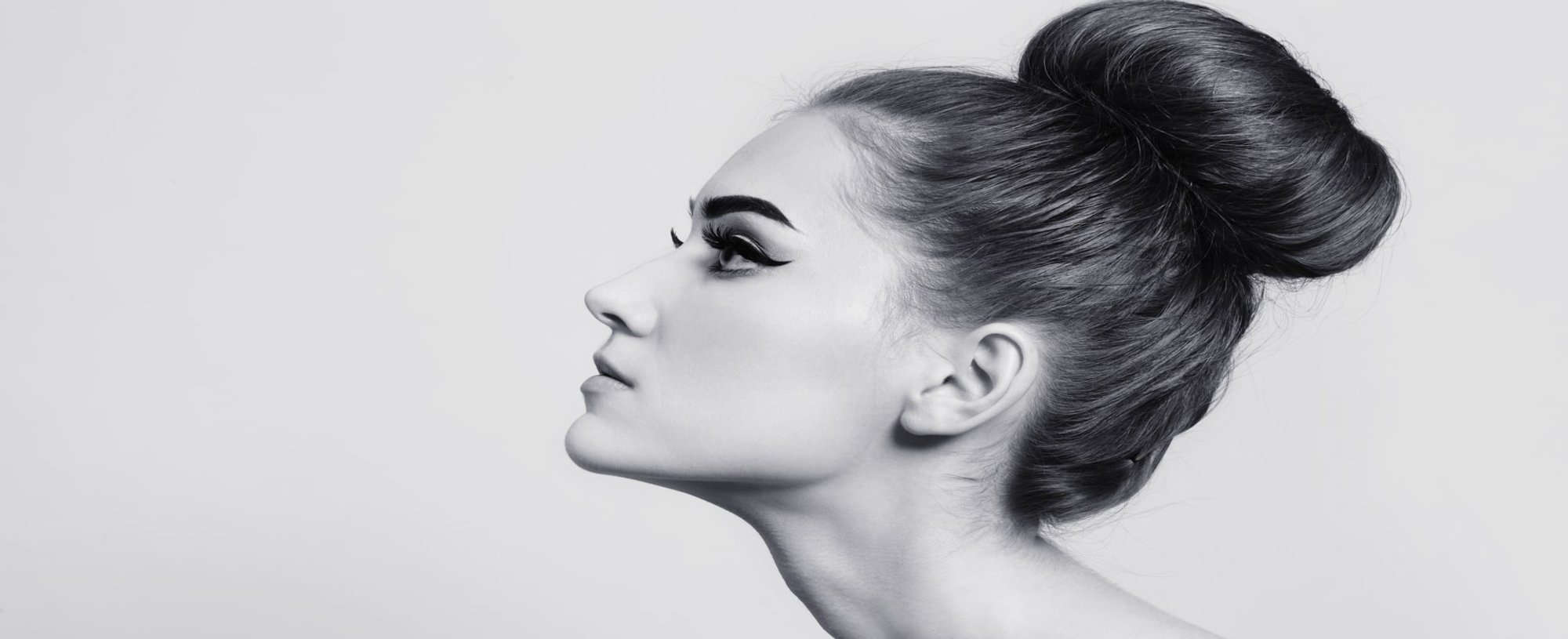 Imagem Preta De Branca De Modelo Com Coque Volumoso