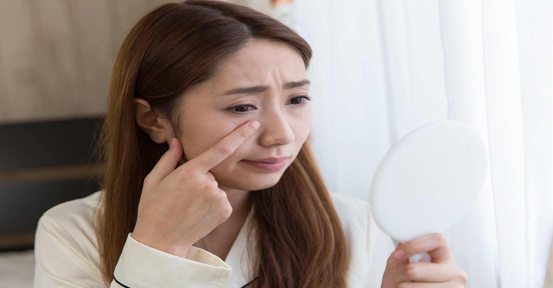 Entenda e evite o inchaço facial ao acordar diariamente | L'Oréal Paris