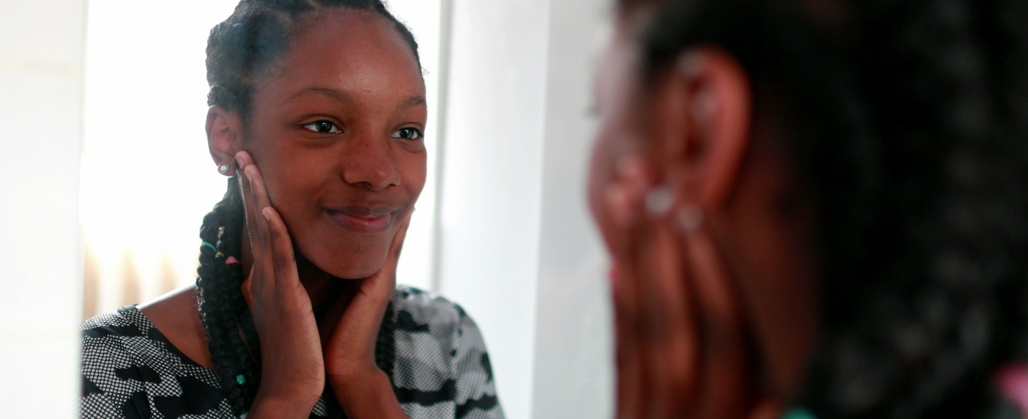 Jovem Negra Se Olhando No Espelho