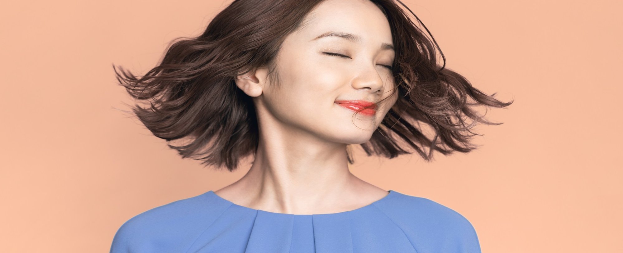 Modelo Asiatica Com Cabelo Tamanho Medio