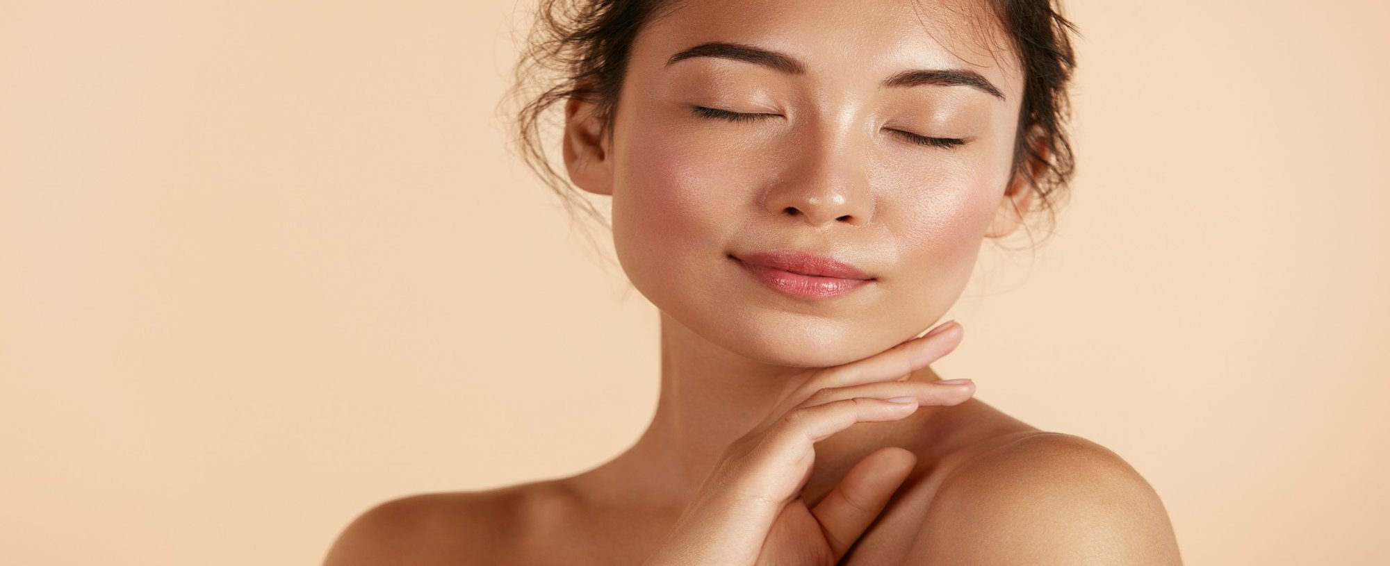 Modelo Asiatica Com Os Olhos Fechados E Mao No Rosto