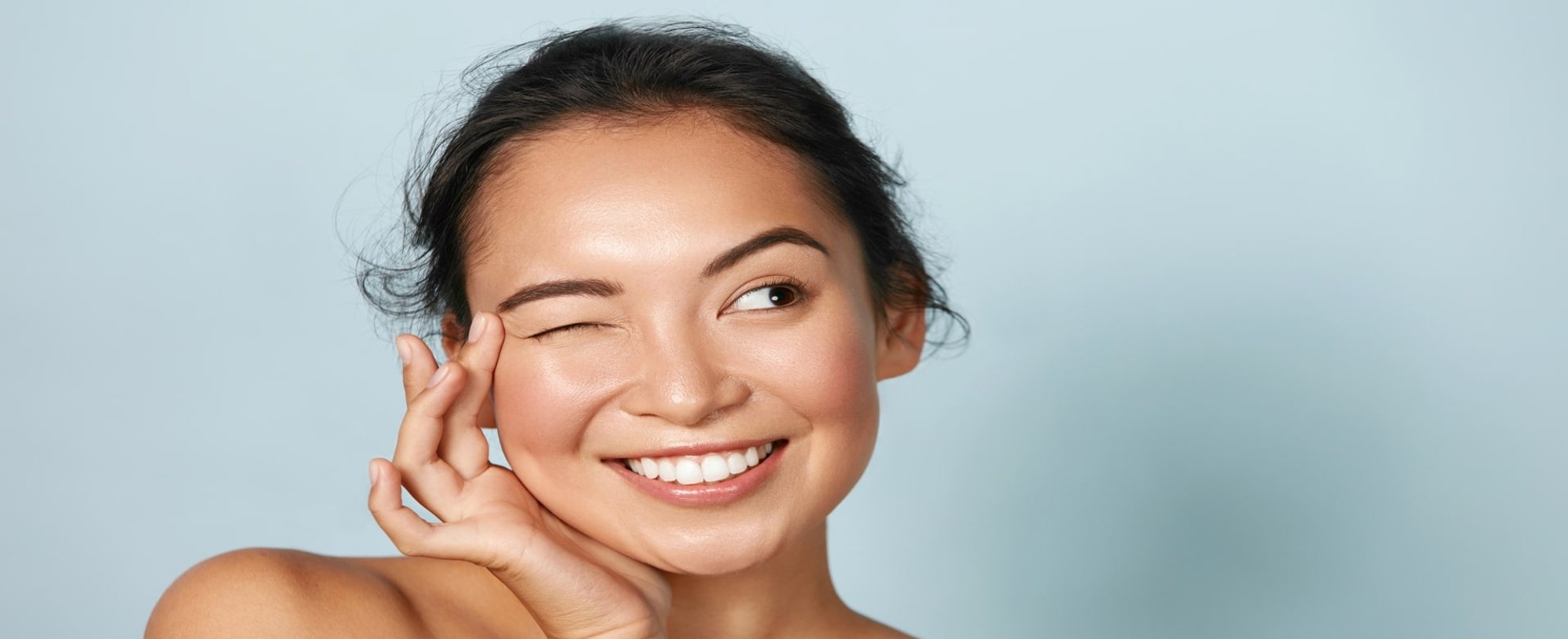 Modelo Asiatica Passando A Mo No Rosto