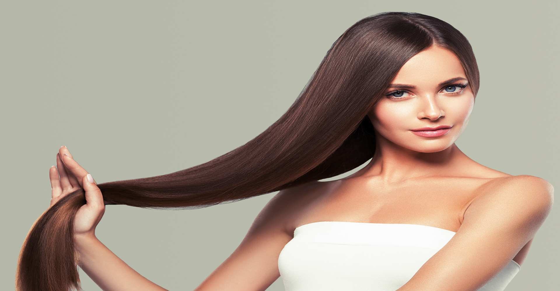 Modelo Branca Com Cabelo Alisado E Longo