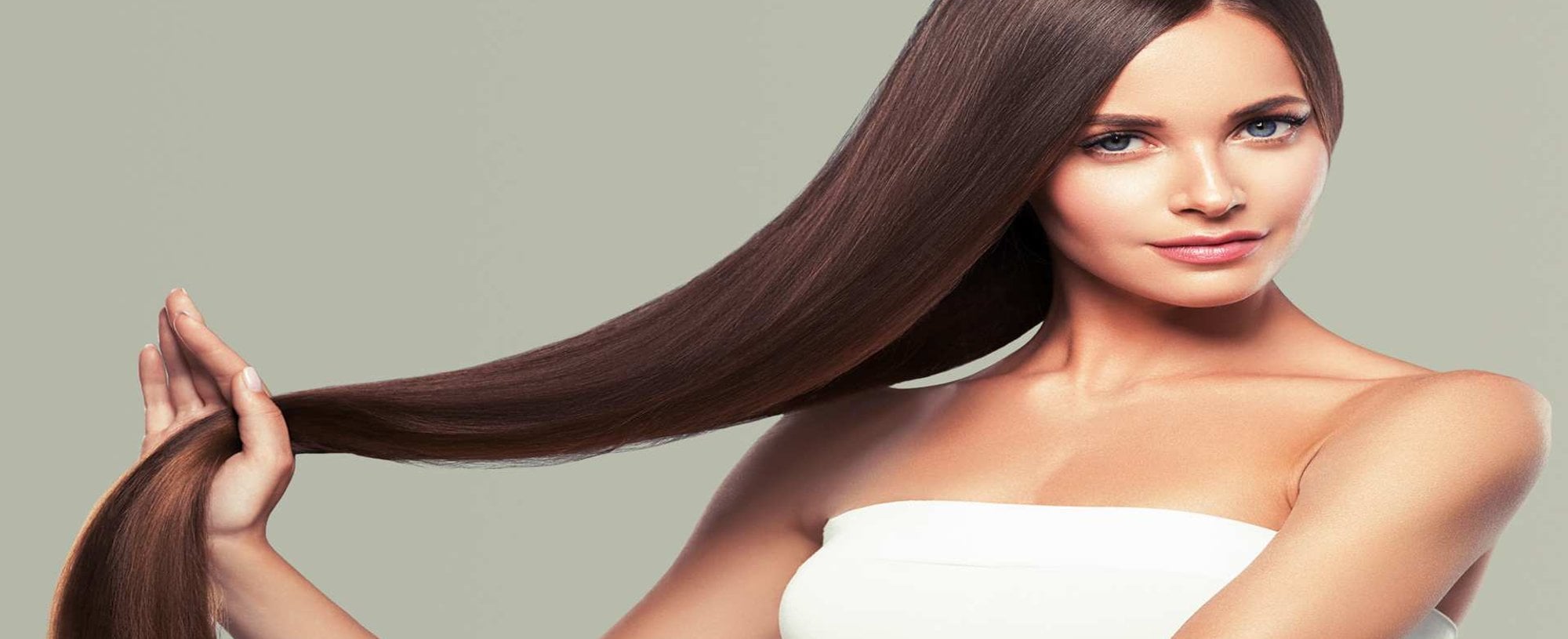 Modelo Branca Com Cabelo Alisado E Longo