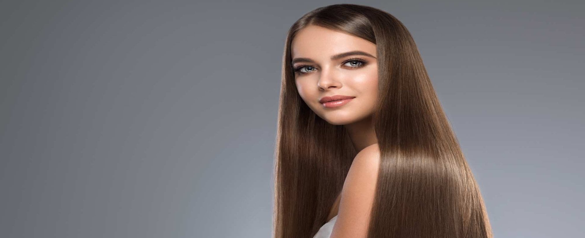 Modelo Branca Com Cabelo Alisado