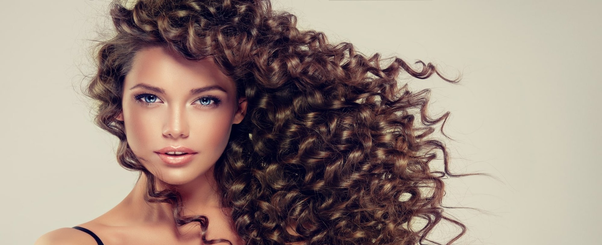 Modelo Branca Com Cabelo Cacheado
