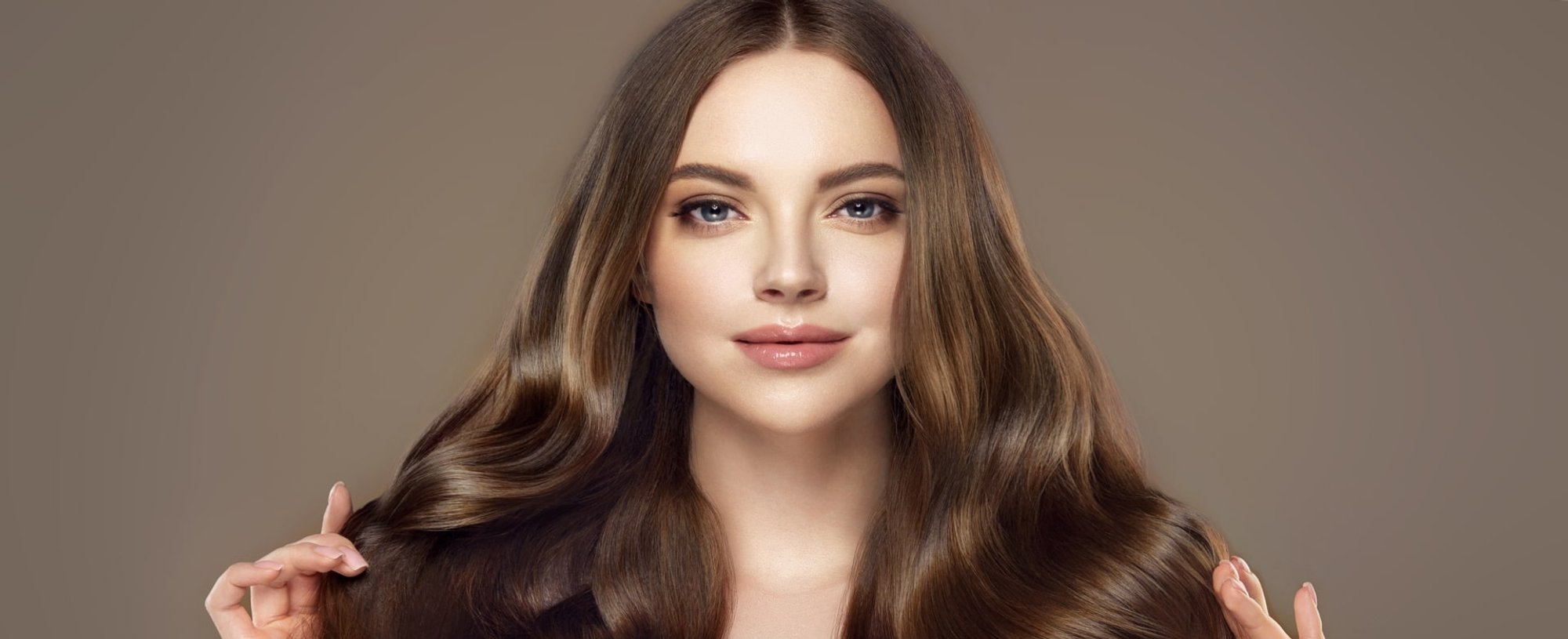 Modelo Branca Com Cabelo Castanho Volumoso