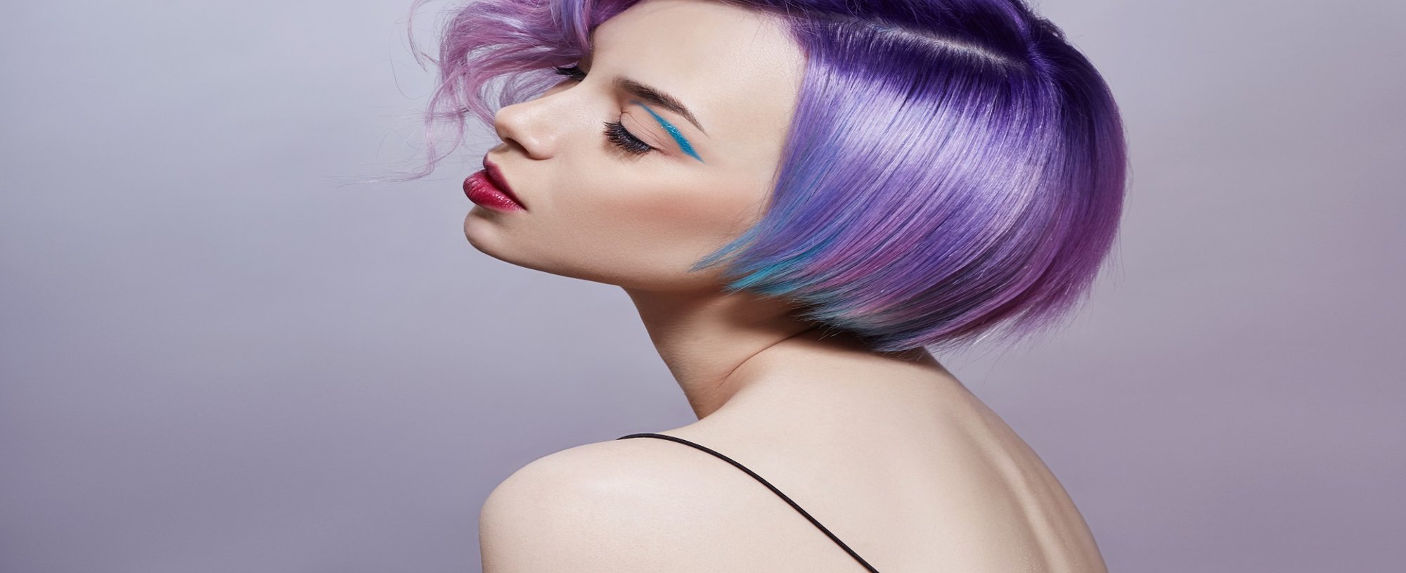 Modelo Branca Com Cabelo Curto E Roxo