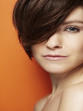 Modelo Branca Com Cabelo Curto Preto E Franja Longa
