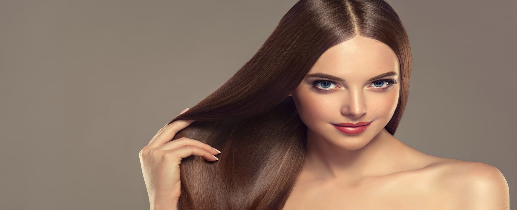 Modelo branca com cabelo liso comprido