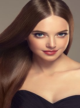 Modelo branca com cabelo liso comprido