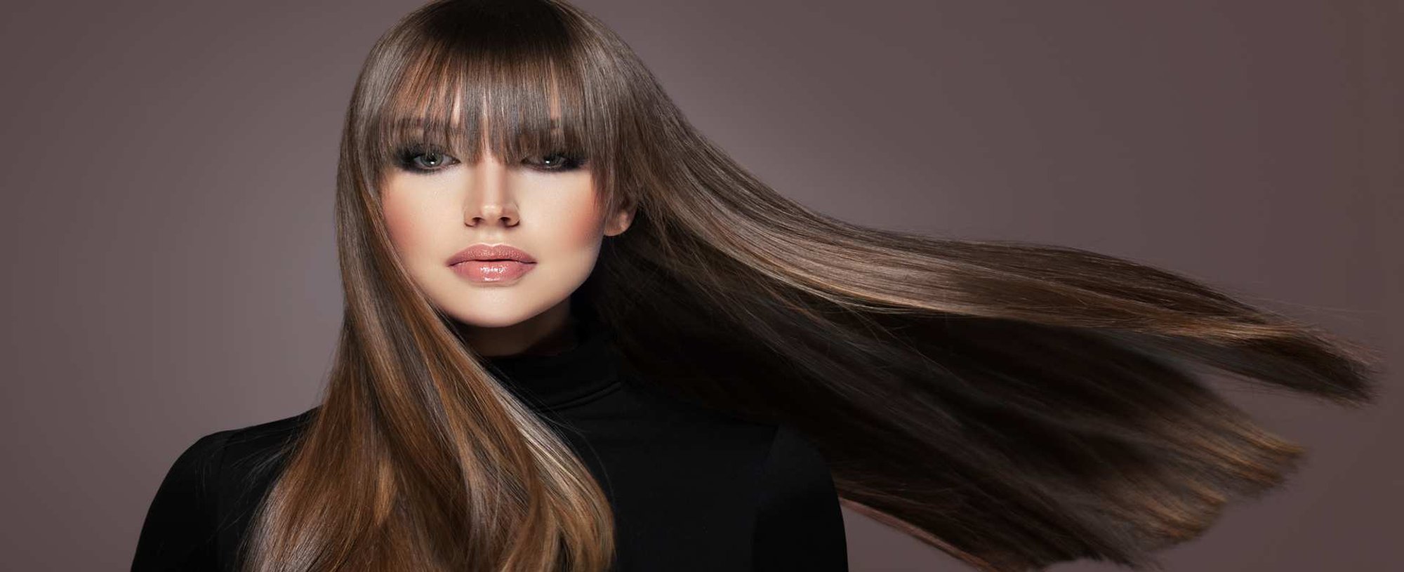 Modelo Branca Com Cabelo Liso E Castanho Escuro
