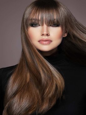 Modelo Branca Com Cabelo Liso E Castanho Escuro