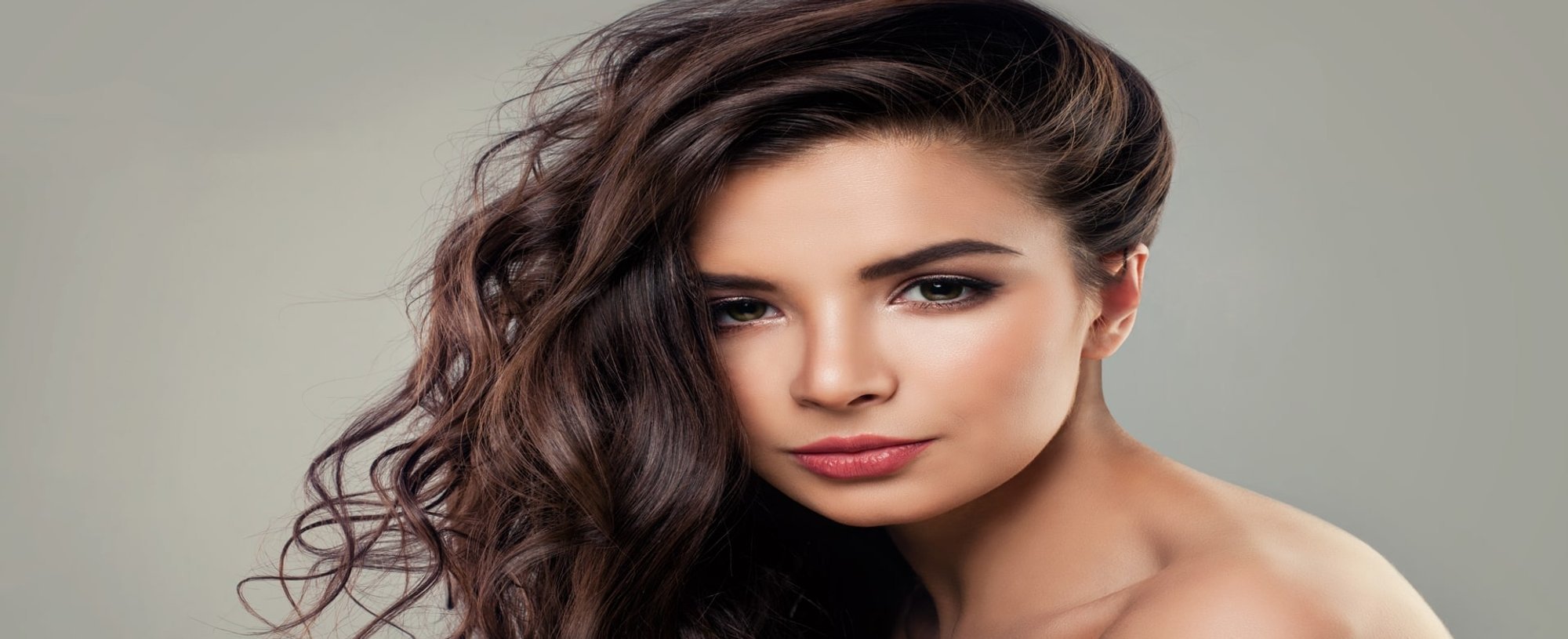 Modelo Branca Com Cabelo Longo Liso E Ondulado