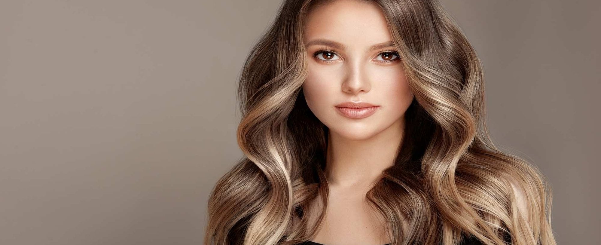 Modelo Branca Com Cabelo Ondulado E Loiro