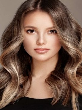 Modelo Branca Com Cabelo Ondulado E Loiro