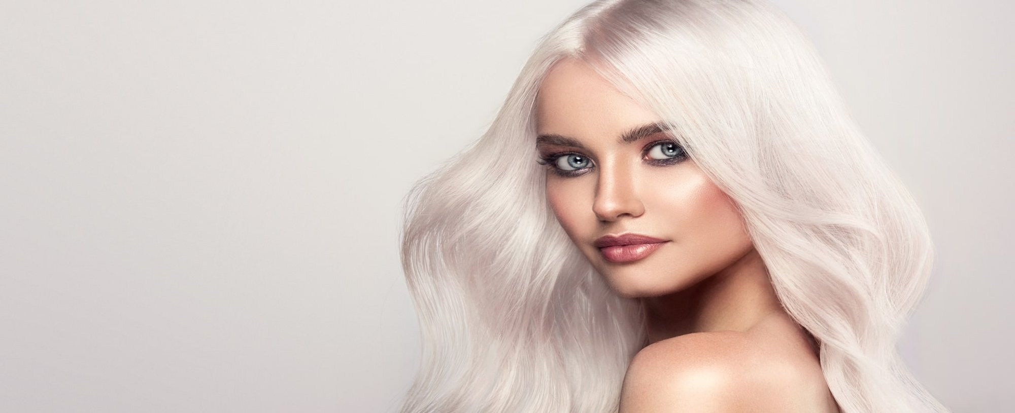 Modelo Branca Com Cabelo Platinado
