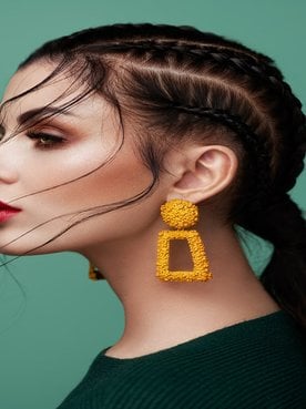 Modelo Branca Com Cabelo Rabo De Cavalo E Tranca