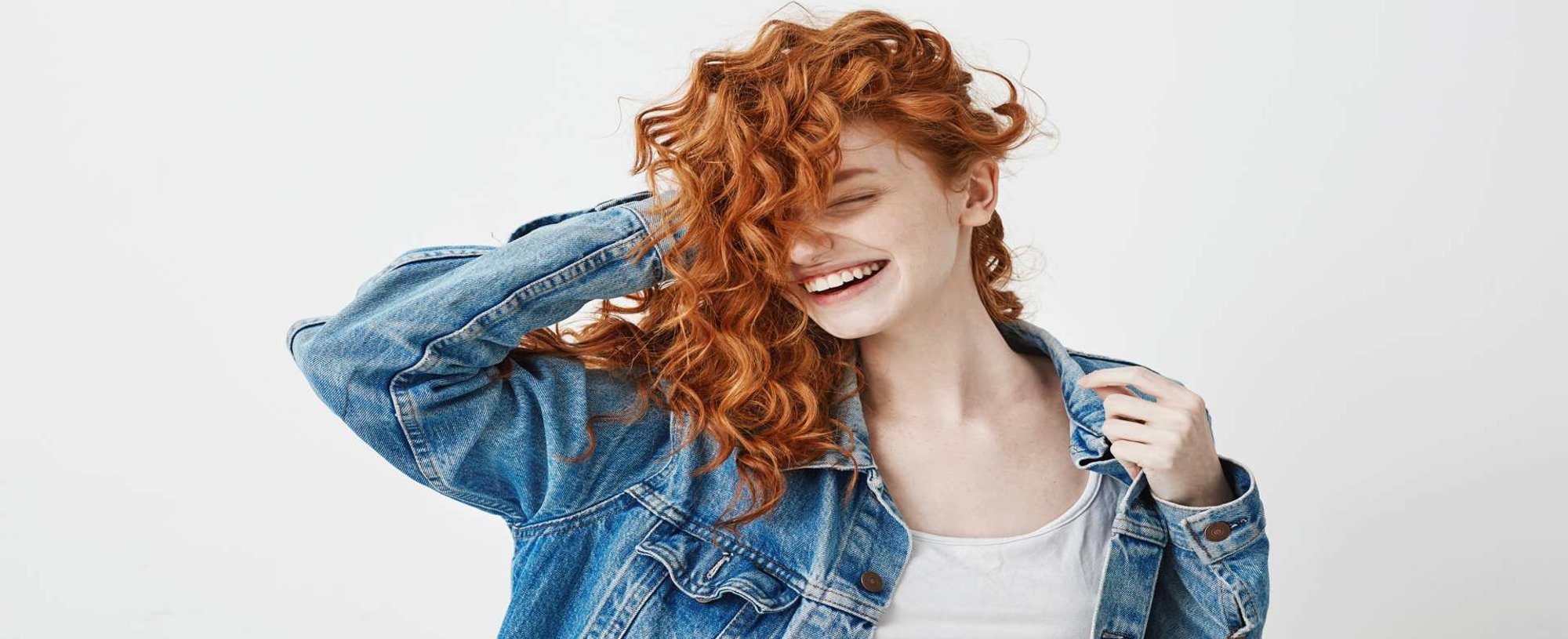 Modelo Branca Com Cabelo Ruivo E Cacheado