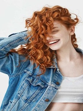 Modelo Branca Com Cabelo Ruivo E Cacheado