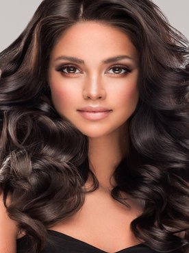 Modelo Branca Com Cabelo Volumoso