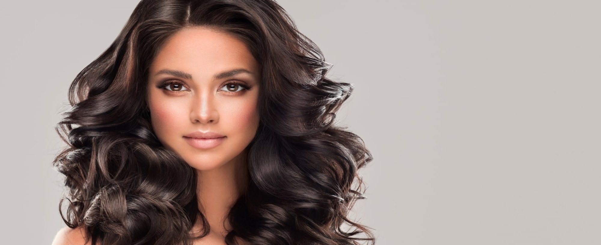 Modelo Branca Com Cabelo Volumoso