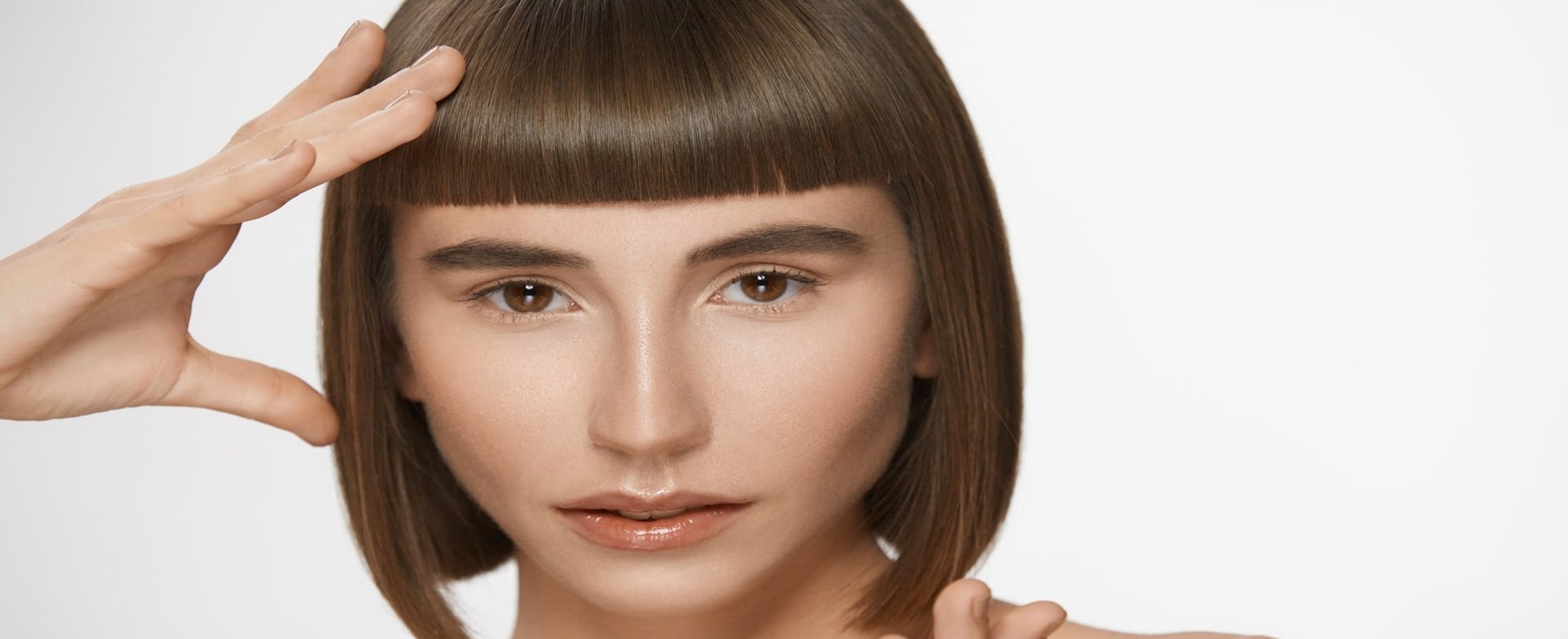 Modelo Branca Com Chanel E Franja Curta
