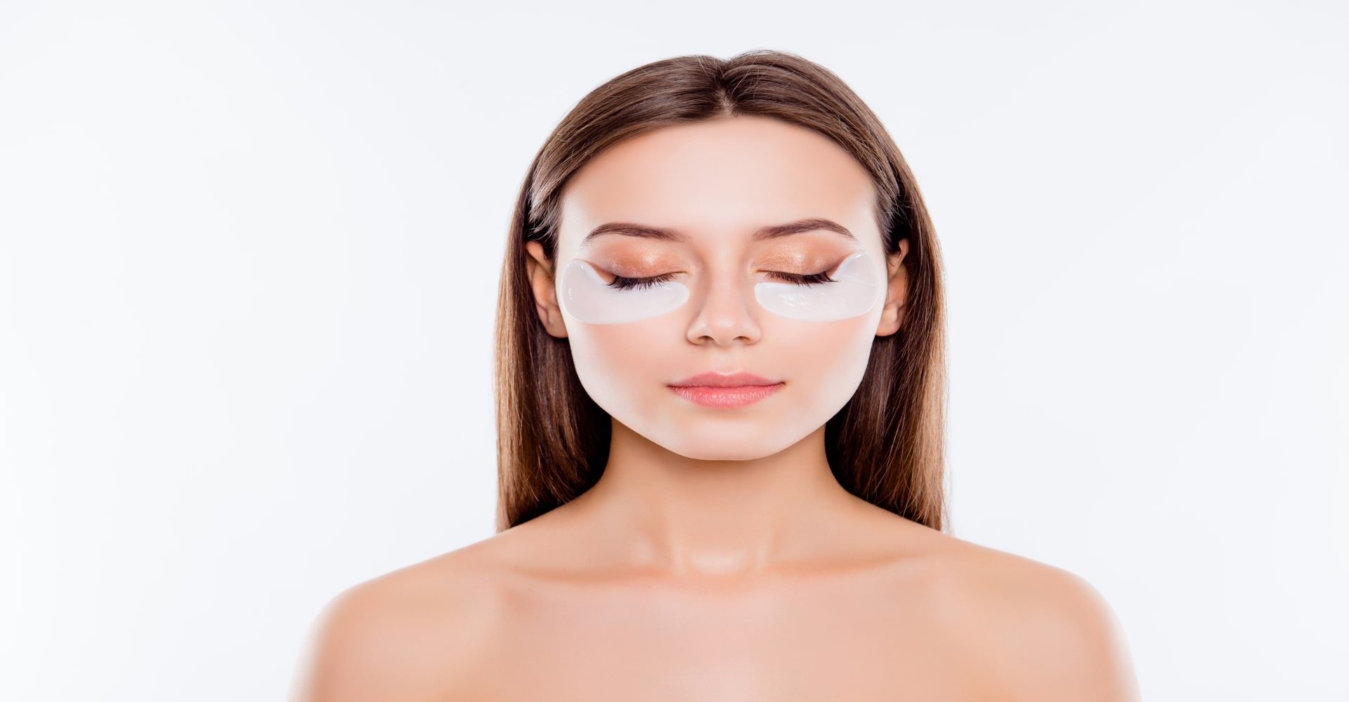 Modelo Branca Com Produto Para Olheiras