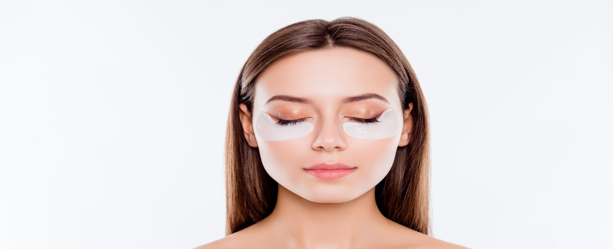 Modelo Branca Com Produto Para Olheiras