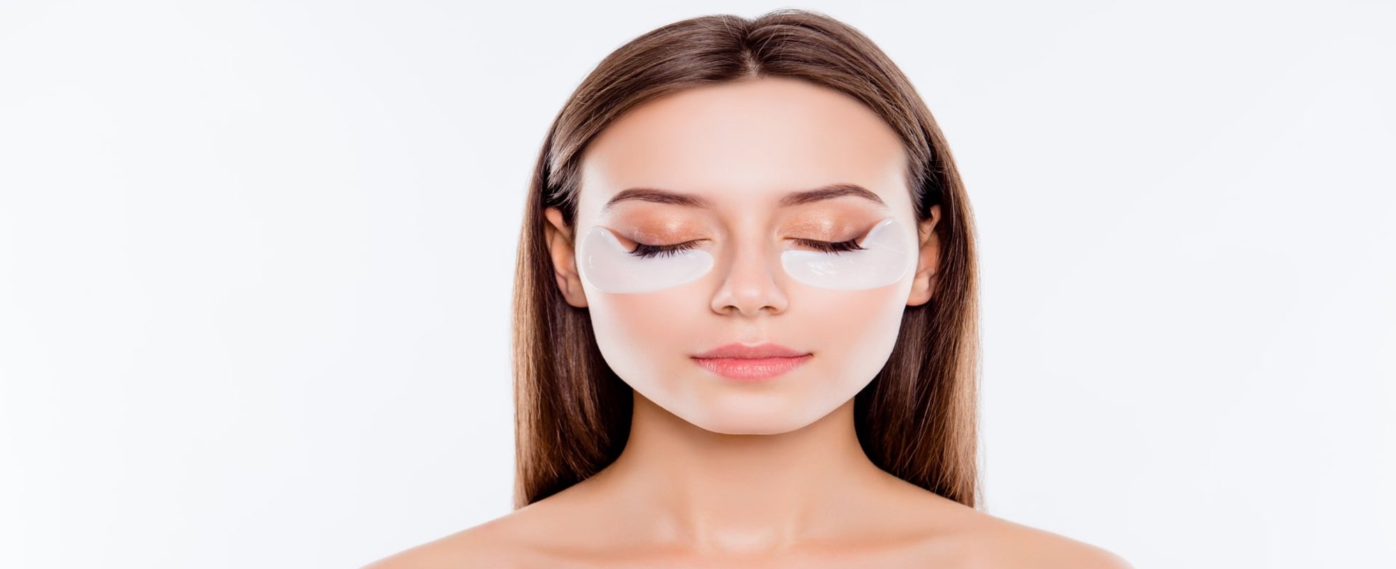 Modelo Branca Com Produto Para Olheiras