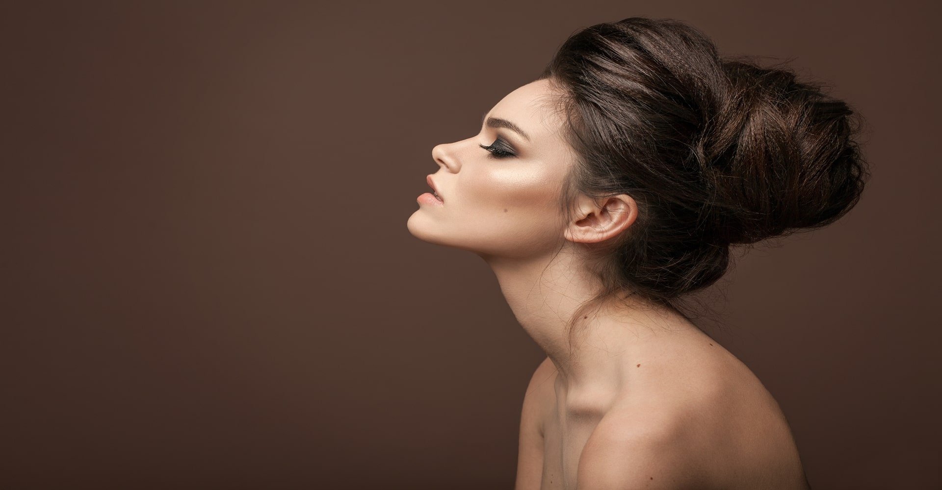 Modelo Branca Com Topete No Cabelo