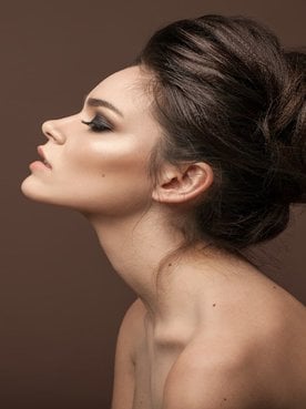 Modelo Branca Com Topete No Cabelo
