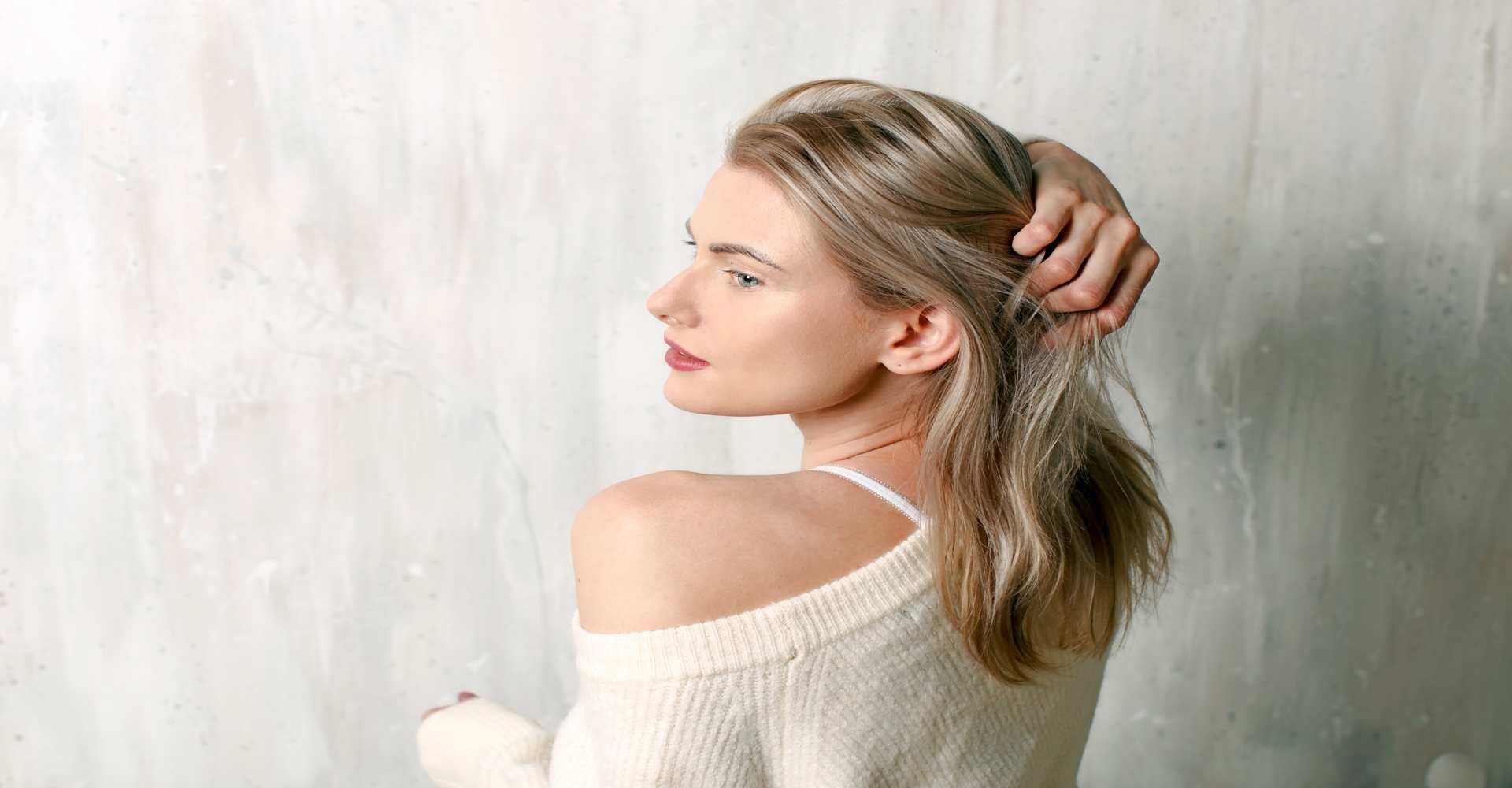 Modelo Branca De Costas Com Cabelo Loiro