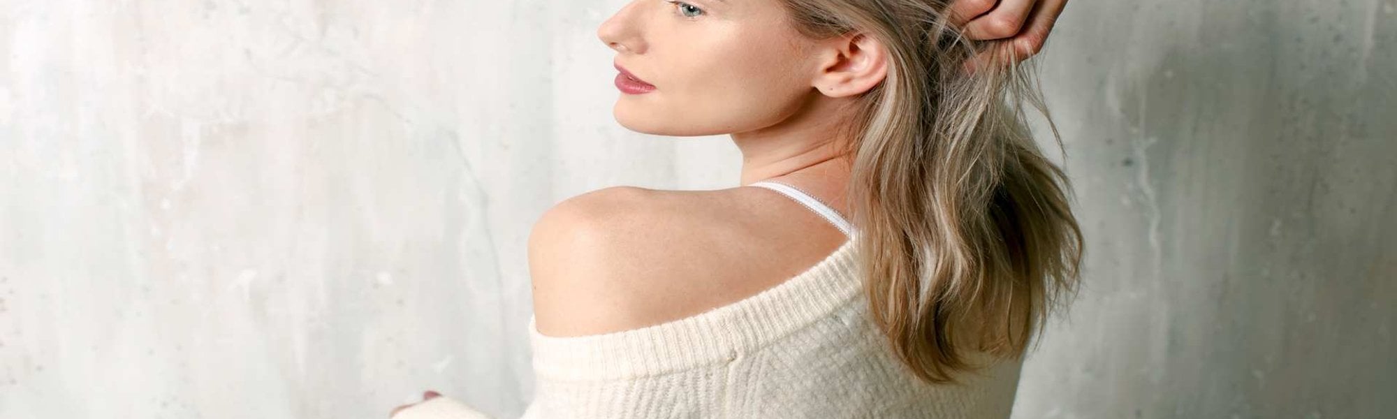 Modelo Branca De Costas Com Cabelo Loiro