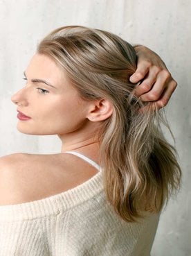 Modelo Branca De Costas Com Cabelo Loiro