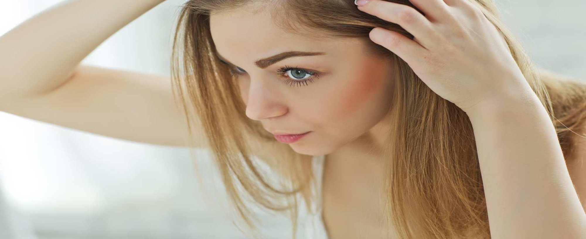 Modelo Branca E Loira Analisando Seu Couro Cabeludo