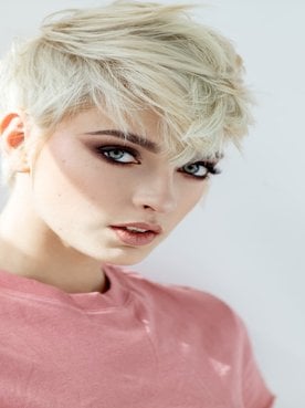 Modelo Loira Com Cabelo platinado e Curto Posando Para Foto