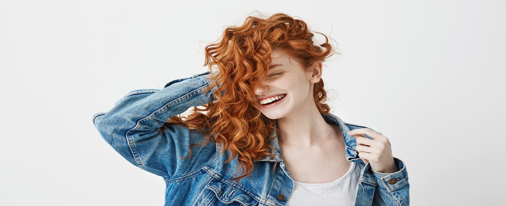 Modelo branca e ruiva sorrindo