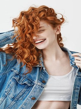 Modelo branca e ruiva sorrindo