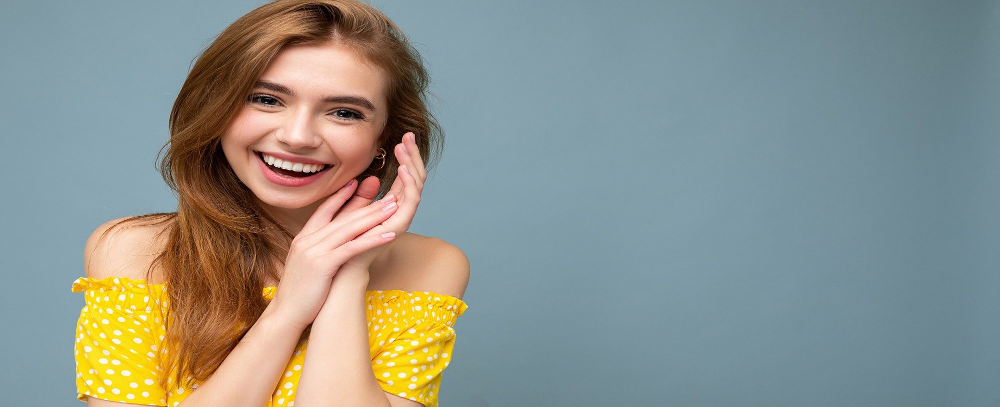 Modelo Branca Sorrindo Com Cabelo Loiro Escuro