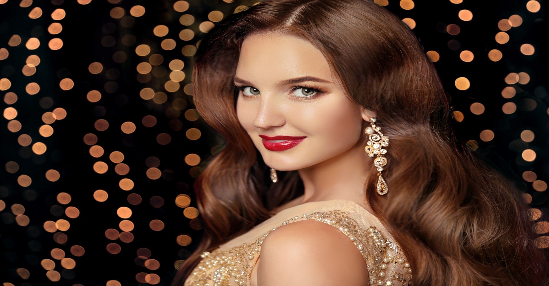 Modelo Branca Sorrindo Com Penteado De Festa