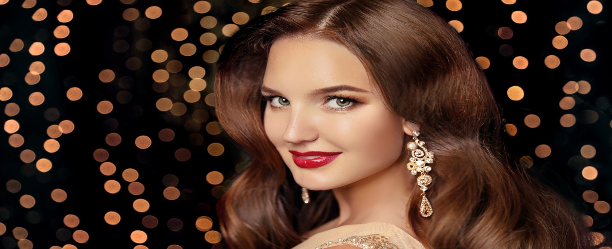 Modelo Branca Sorrindo Com Penteado De Festa