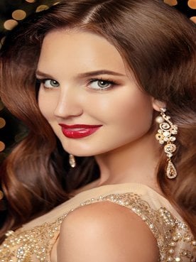 Modelo Branca Sorrindo Com Penteado De Festa