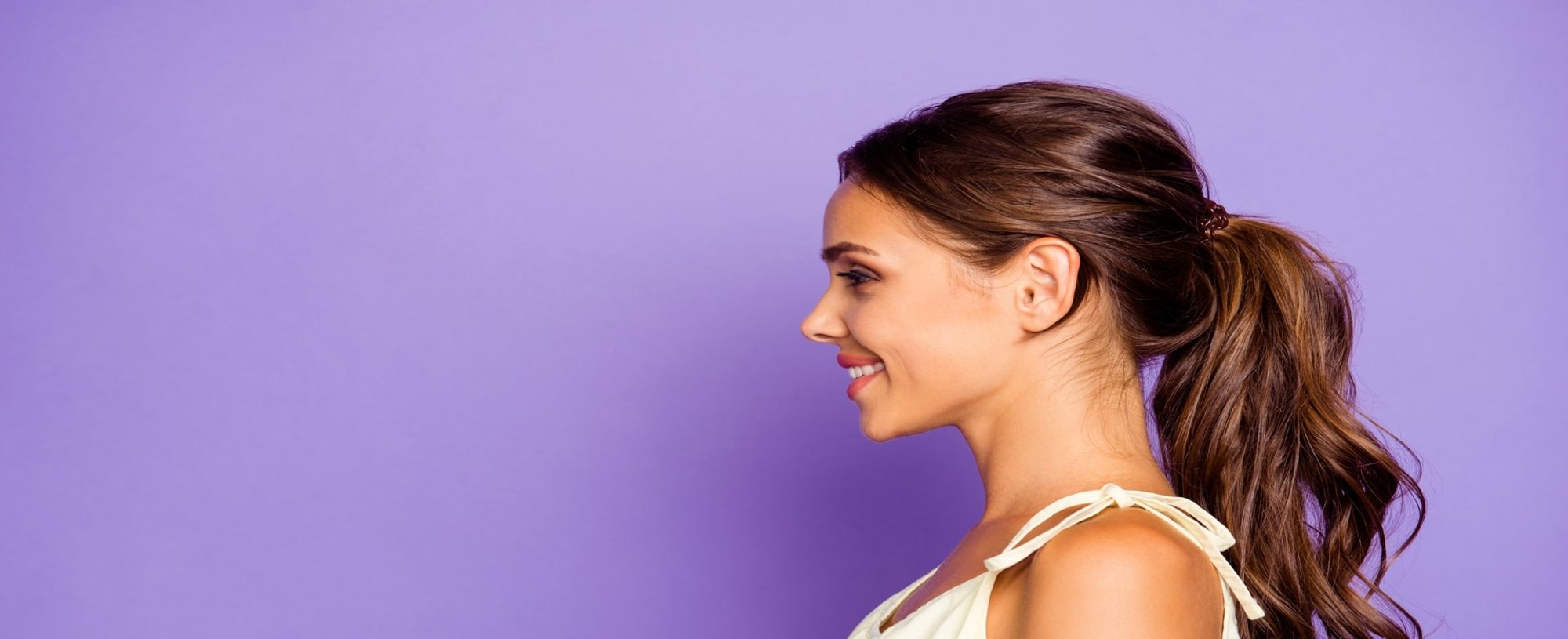 Modelo Branca Sorrindo Com Rabo De Cavalo Baixo