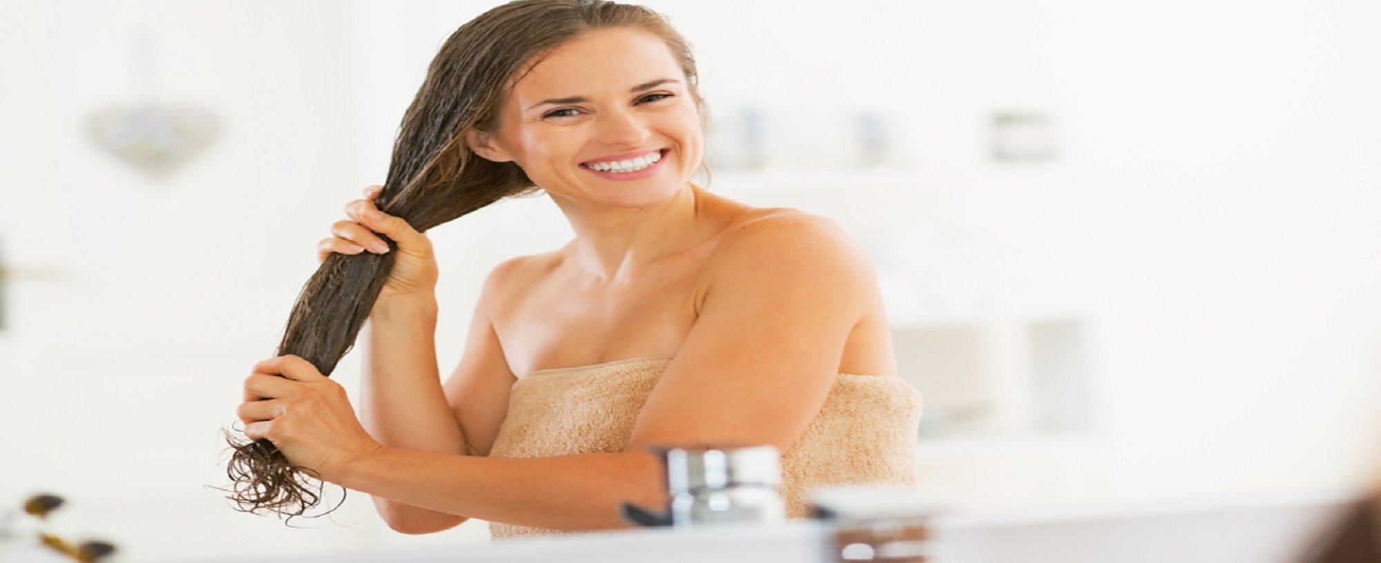 Modelo Branca Sorrindo Passando Creme Em Seus Cabelos